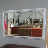 Большое серебряное зеркало "Зебра 136" шириной 150см, высотой 90см в широком современном багете (ширина багета 7,7 см)