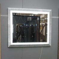Большое зеркало с подсветкой "Зебра 190" шириной 100см, высотой 85см в багете в современном стиле (ширина багета 6 см)